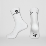 Ein Paar weisse Crewsocks / Tennissocken der Marke VENI VICTORY mit minimalistischem Design, ideal für Sport und Freizeit.