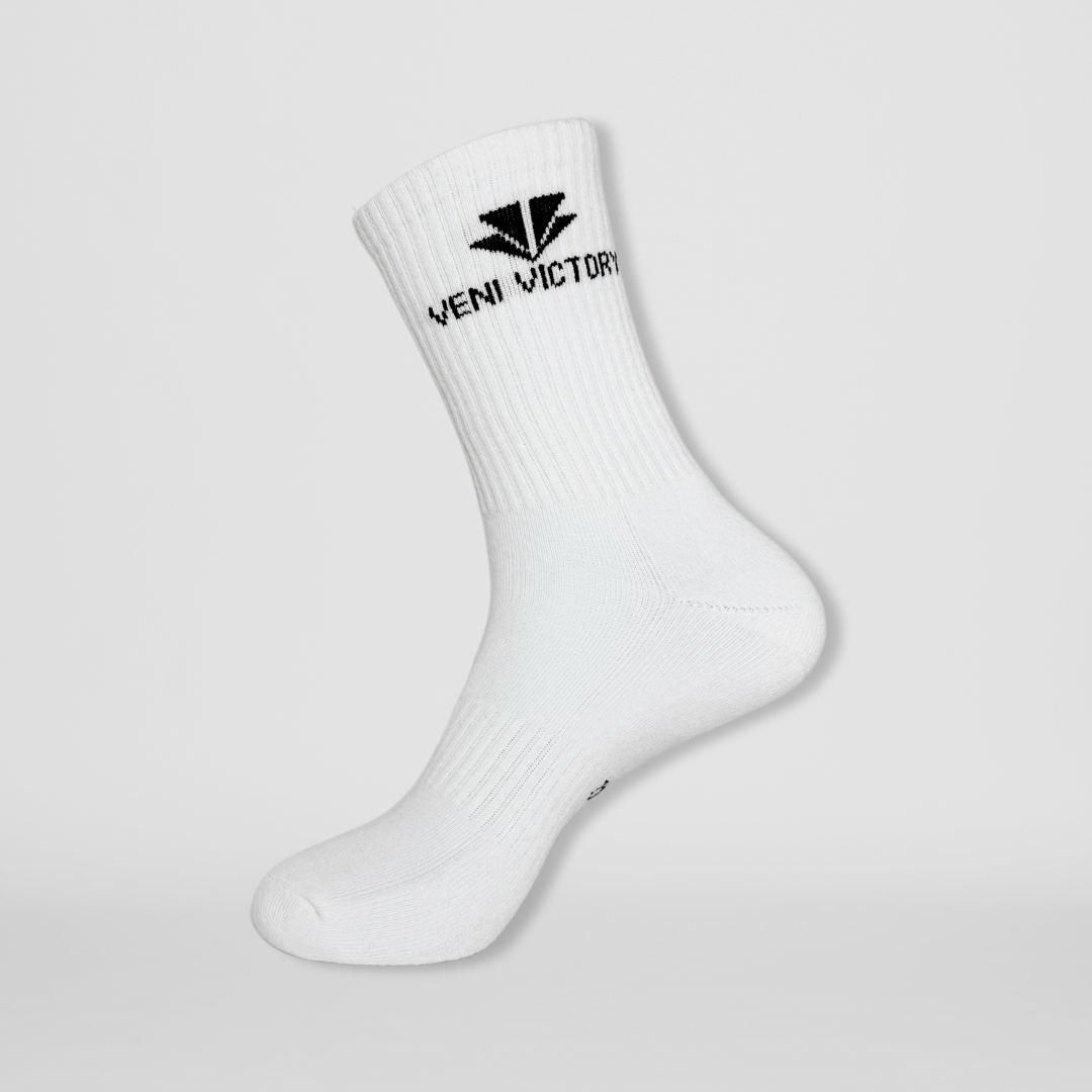 Ein Paar weisse Crewsocks / Tennissocken / Socken der Marke VENI VICTORY mit minimalistischem Design, ideal für Sport und Freizeit