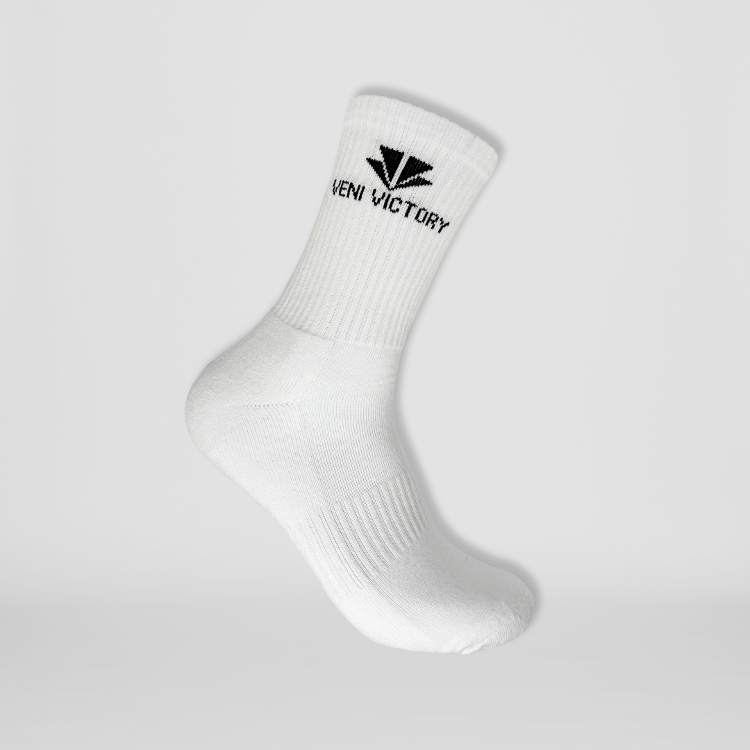 Seitenansicht der weissen Crewsocks / Tennissocken / Socken mit VENI VICTORY Logo.