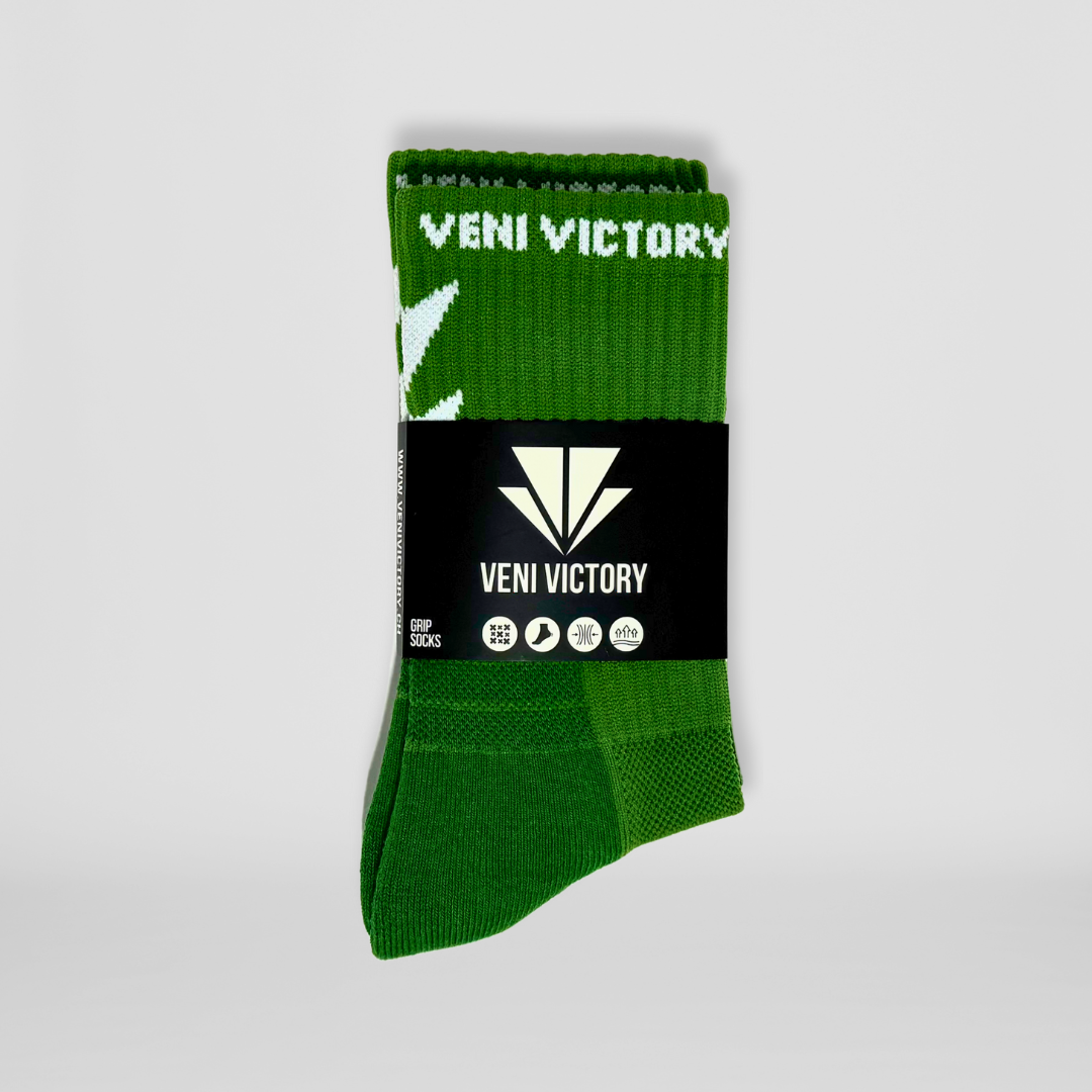 Verpackte Gripsocks / Fussballsocken / Footballsocks in grün mit weissen rutschfesten Gummipads / Gumminoppen für besseren Halt beim Sport.