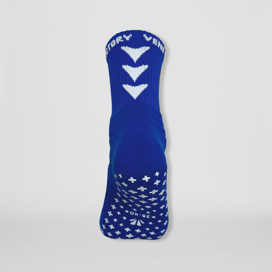 Gripsocks in blau mit weissen Pfeilen, rutschfesten Gumminoppen und verstärkter Ferse für besseren Halt und maximalen Komfort beim Sport.
