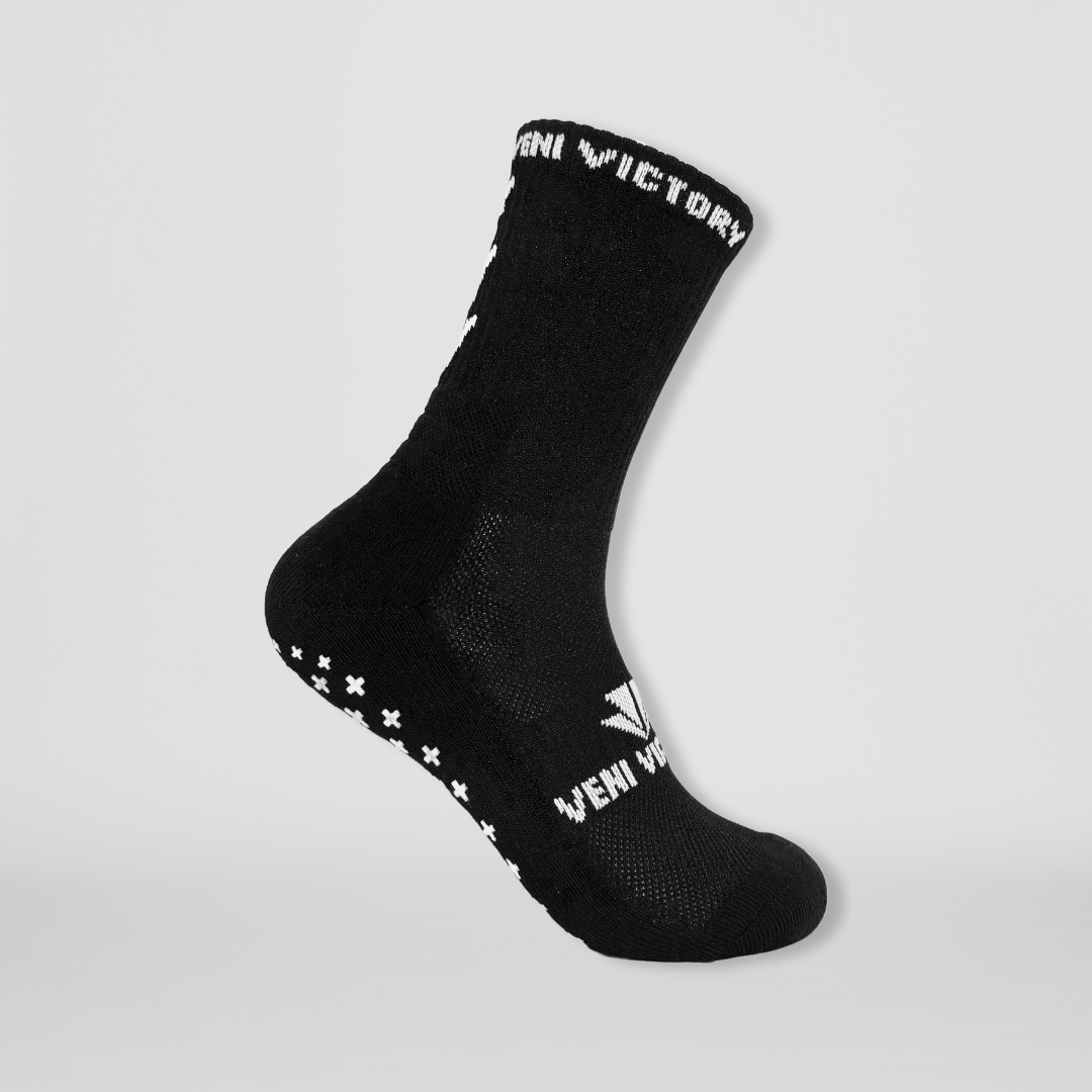 Fussballsocken in schwarz mit rutschfesten Gumminoppen in Kreuzform für besseren Halt in allen Sportarten.