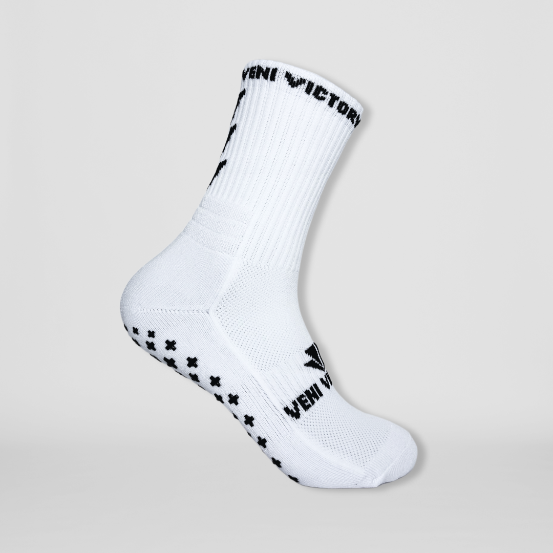 Fussballsocken in weiss mit rutschfesten Gumminoppen in Kreuzform für besseren Halt in allen Sportarten.