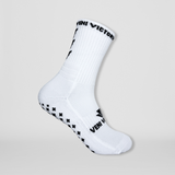 Fussballsocken in weiss mit rutschfesten Gumminoppen in Kreuzform für besseren Halt in allen Sportarten.