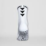 Gripsocks in weiss mit schwarzen Pfeilen, rutschfesten Gumminoppen und verstärkter Ferse für besseren Halt und maximalen Komfort beim Sport.