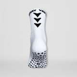 Gripsocks in weiss mit schwarzen Pfeilen, rutschfesten Gumminoppen und verstärkter Ferse für besseren Halt und maximalen Komfort beim Sport.