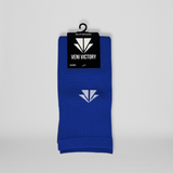 Blaues Paar VENI VICTORY Stulpen / Sleeves / Tubes mit weissem Logo, ideal für alle Fussballer.