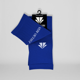 Blaue VENI VICTORY Stulpen / Sleeves / Tubes mit weissem Logo und Schriftzug, hoher Tragekomfort beim Fussball spielen.