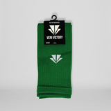 Grünes Paar VENI VICTORY Stulpen / Sleeves / Tubes mit weissem Logo, ideal für alle Fussballer.