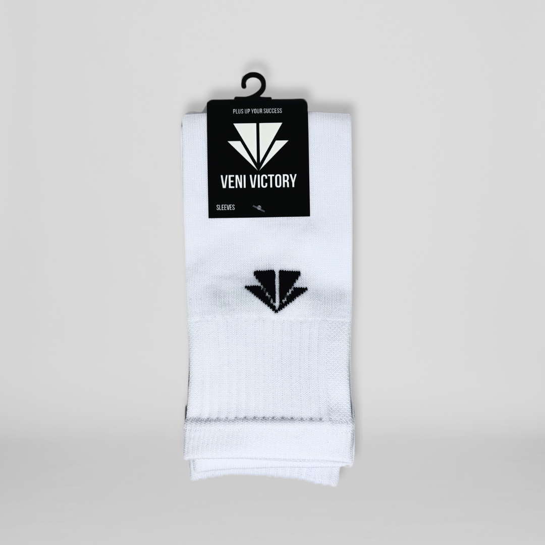 Weisses Paar VENI VICTORY Stulpen / Sleeves / Tubes mit schwarzem Logo, ideal für alle Fussballer.
