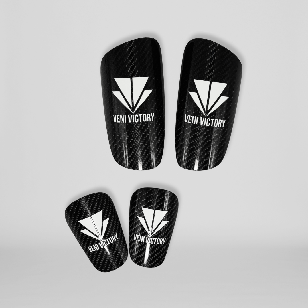 Leichte und robuste Schienbeinschoner / Shin pads / Shin guards aus Carbon, bieten optimalen Schutz und Komfort für Fussballspieler.